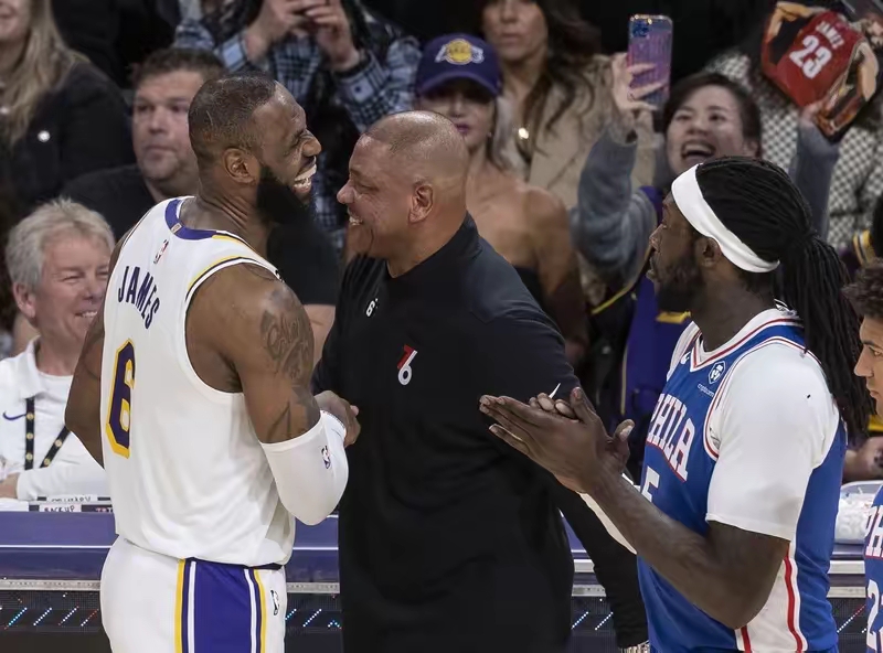 开云体育-詹姆斯迎来十五赛季出色发挥，加拿大队观众热烈欢呼！观众掌声雷动的简单介绍